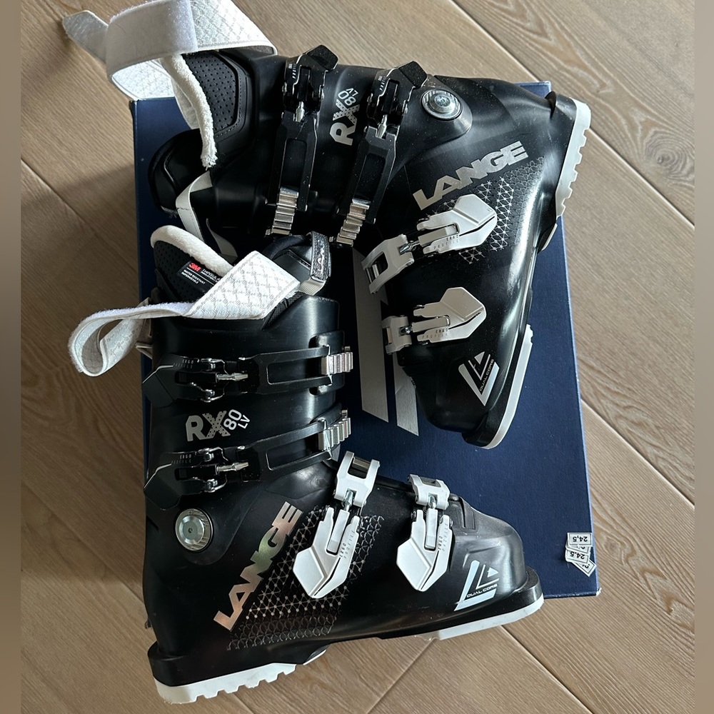 LANGE ski boots BRAND NEW